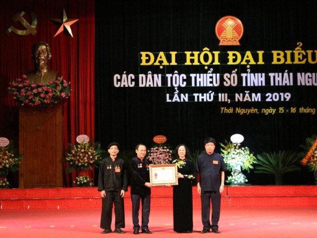 Bà Trương Thị Mai thừa ủy quyền Chủ tịch nước trao tặng Huân chương lao động hạng Nhì cho Ban Dân tộc tỉnh Thái Nguyên