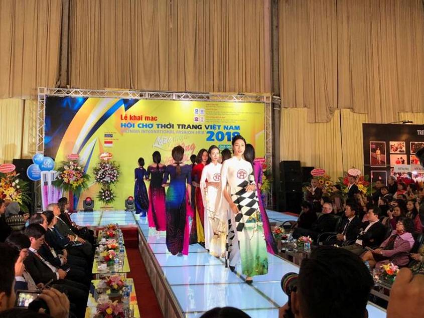 Sàn diễn thời trang trong đêm khai mạc Hội chợ Thời trang Việt Nam 2018