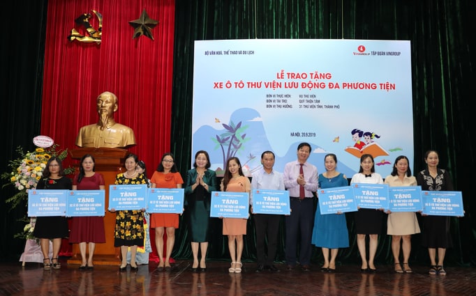 Thứ trưởng Trịnh Thị Thủy và Phó Chủ tịch Tập đoàn VinGroup Lê Khắc Hiệp trao tặng ô tô thư viện lưu động đa phương tiện cho các địa phương