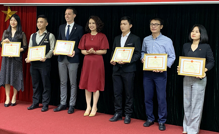 Phó Giám đốc Sở Du lịch Ngô Minh Hoàng trao khen thưởng cho các cá nhân