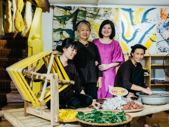 Chị Lương Thanh Hạnh (áo tím) chụp ảnh cùng các nghệ nhân dệt lụa Nam Cao