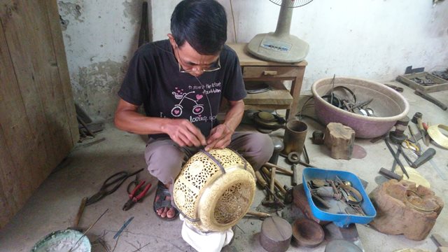 Nghệ nhân làng Đồng Xâm đang tạo nét cho sản phẩm