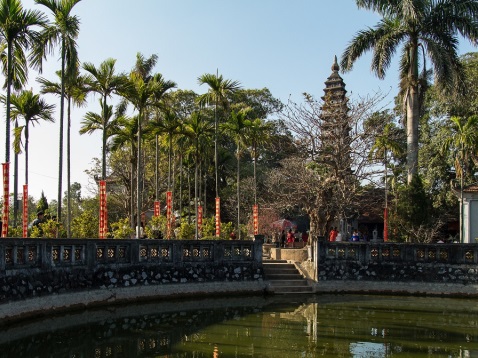 Tháp Phổ Minh nổi bật giữa cảnh vật xung quanh