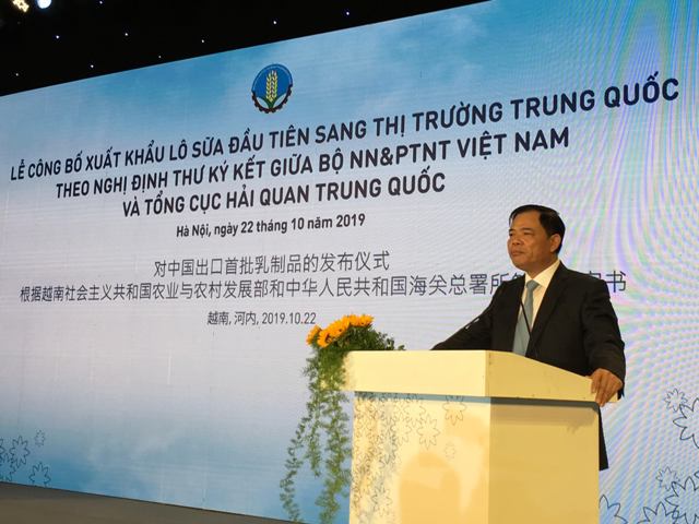 Ảnh 1:Bộ trưởng Bộ Nông nghiệp và Phát triển Nông thôn Nguyễn Xuân Cường phát biểu khai mạc lễ ký kết.