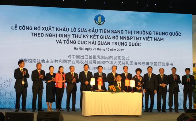 Ảnh 2:Công ty Cổ phần sữa TH ký hợp đồng xuất khẩu lô sản phẩm sữa đầu tiên với Trung Quốc.
            Quang Hưng