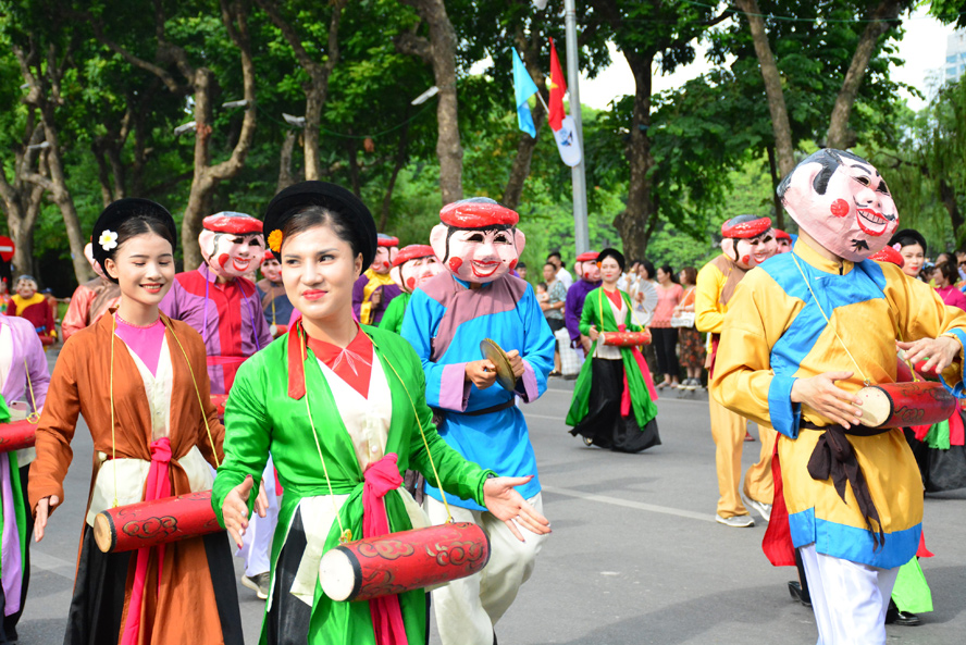 Hình ảnh hoạt động quảng bá di sản văn hóa, văn hóa dân gian tại phố đi bộ Hà Nội