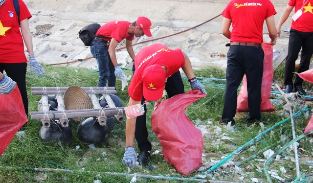 Đại biểu hành trình và các đoàn viên thanh niên thma gia dọn rác tại bãi biển Vạn Giã