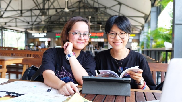 Hai sinh viên ngành Thiết kế ứng dụng sáng tạo, RMIT Việt Nam, Nguyễn Tú Anh (trái) và
            Nguyễn Thị Thùy Linh đã thiết kế và xây dựng nội dung một cuốn sách tranh có tiêu đề “Around Us”
            nhằm giáo dục cộng đồng về mối nguy từ vấn nạn bóc lột và lạm dụng tình dục.
            