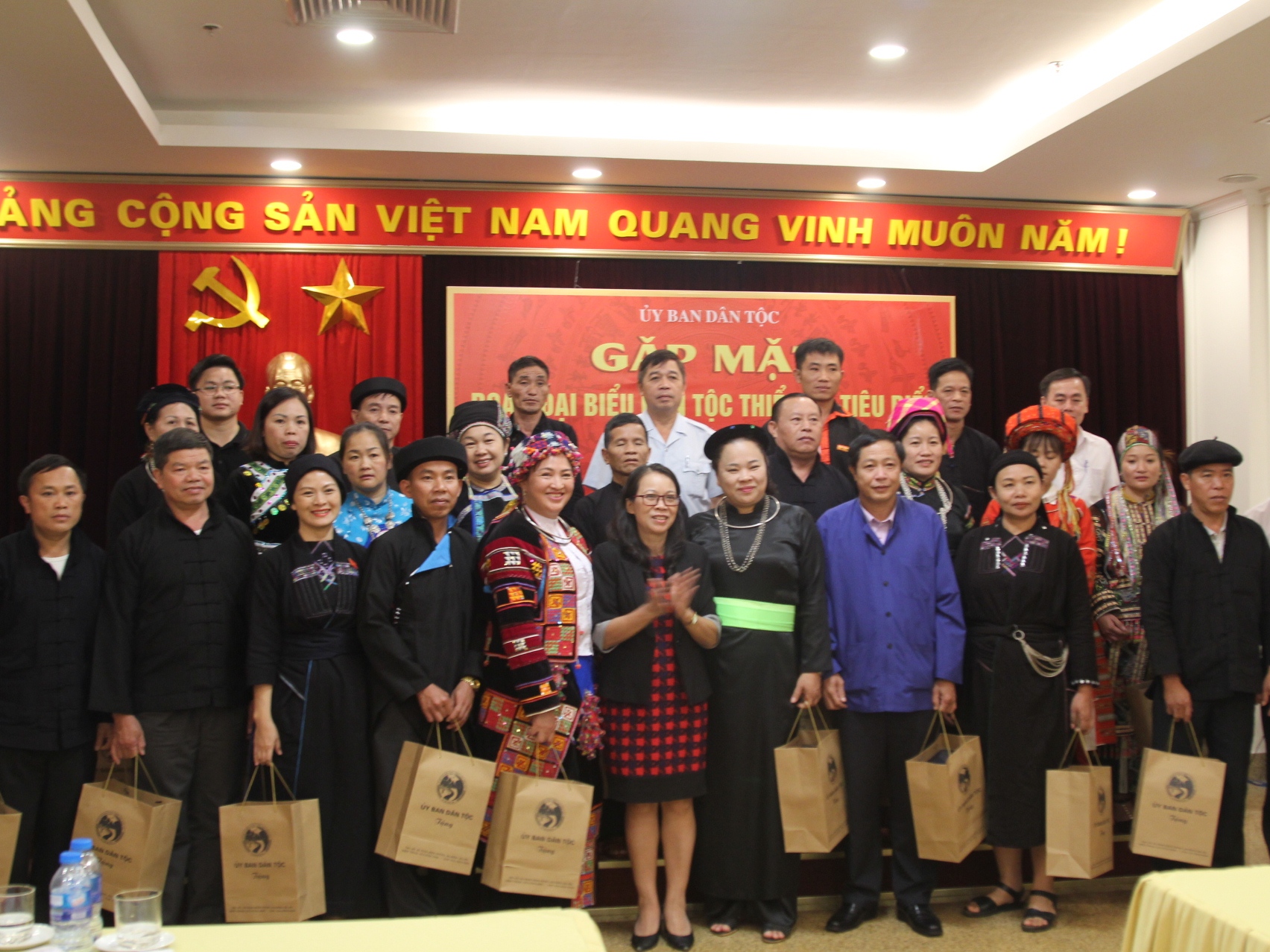 Thứ trưởng, Phó Chủ nhiệm Hoàng Thị Hạnh tặng quà lưu niệm của UBDT cho Đoàn đại biểu