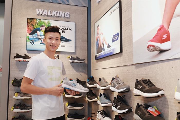 Cầu thủ Phan Văn Đức cùng những dòng giày thể thao của Skechers.
