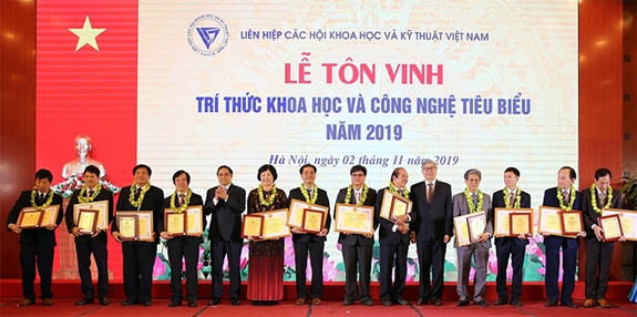 Trưởng ban Tổ chức Trung ương Phạm Minh Chính và Chủ tịch Liên hiệp các Hội Khoa học và Kỹ thuật Việt Nam Đặng Vũ Minh trao bằng khen và biểu trưng tặng các trí thức.