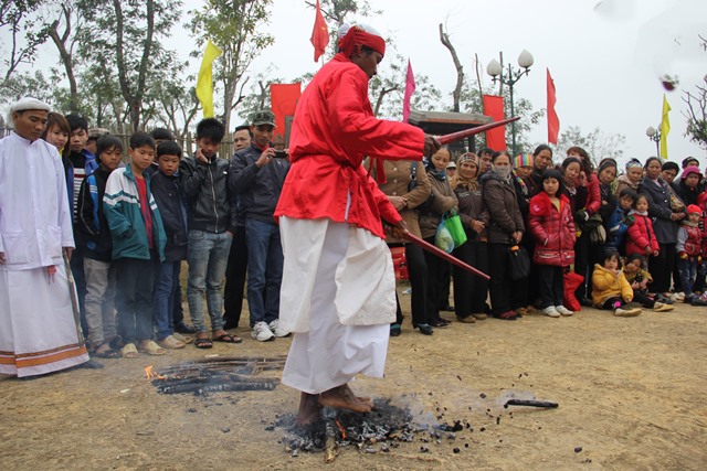 Múa lửa của thầy Ka-ing trong Lễ hội Rija Nagar của người Chăm