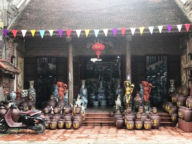 Cửa hàng gốm sứ Hùng Hậu