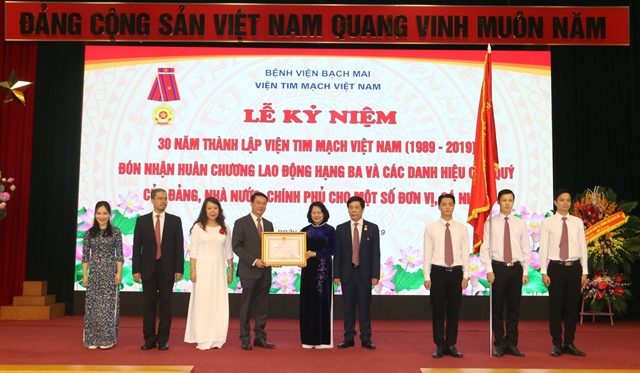 Phó Chủ tịch nước Đặng Thị Ngọc Trịnh trao Huân chương lao động hạng Ba cho đại diện lãnh đạo Viện Tim mạch Việt Nam