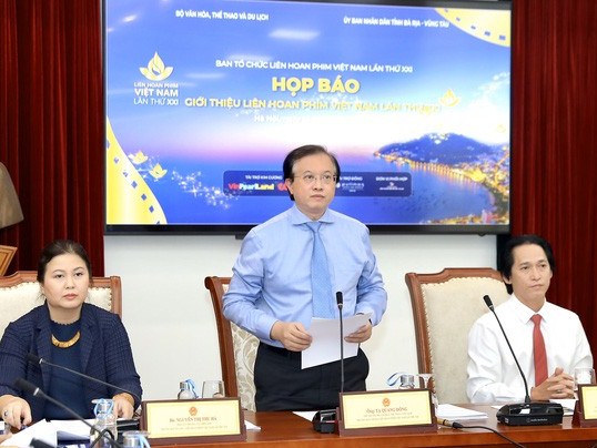 Thứ trưởng Bộ VHTTDL Tạ Quang Đông phát biểu tại cuộc họp