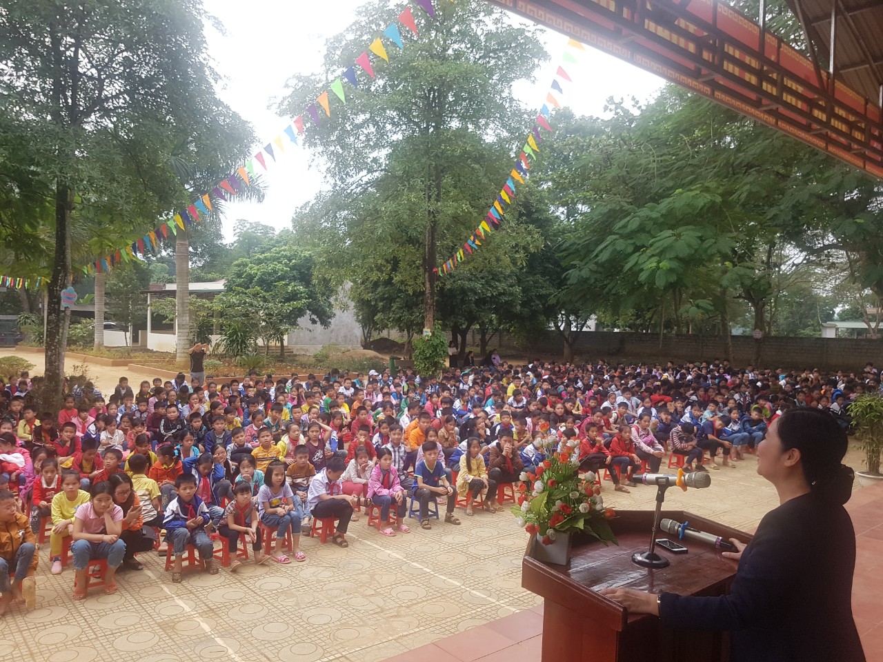 Trường Tiểu học và THCS Nhân Nghĩa với 824 học sinh, trong đó hơn 75% dân tộc Mường.