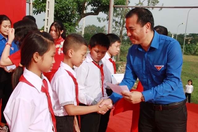 Anh Nguyễn Hải Minh, Phó Chủ tịch Hội LHTN Việt Nam trao học bổng cho các em học sinh