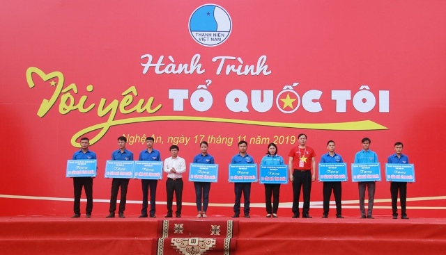 Hội LHTN Việt Nam tỉnh Nghệ An và Hội Doanh nhân trẻ tỉnh Nghệ An trao tặng Nhà nhân ái cho hộ gia đình chính sách, gia đình có hoàn cảnh đặc biệt khó khăn.