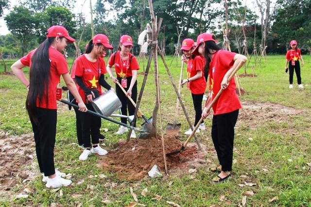 Đại biểu đoàn hành trình thực hiện công trình thanh niên “Tôi yêu Tổ quốc tôi” – Trồng cây xanh tại Khu Di tích Kim Liên. 