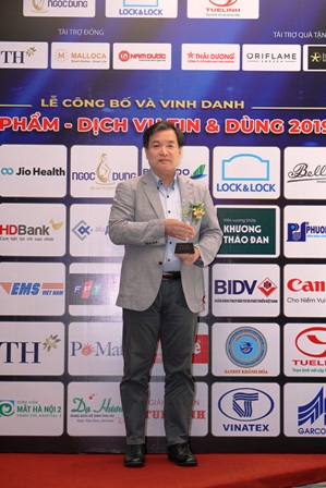 “Ông Chun Hae Woo - Tổng Giám đốc Công ty nhận kỷ niệm chương và giấy chứng nhận Top 10 Sản
            phẩm, Dịch vụ Tin & Dùng 2019”
            