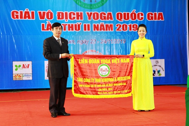 Bà Lê Thị Trúc Quỳnh, giám đốc công ty TNHH Acroyoga & Meditation- đơn vị đăng cai giải nhận cờ lưu niệm của Ban tổ chức