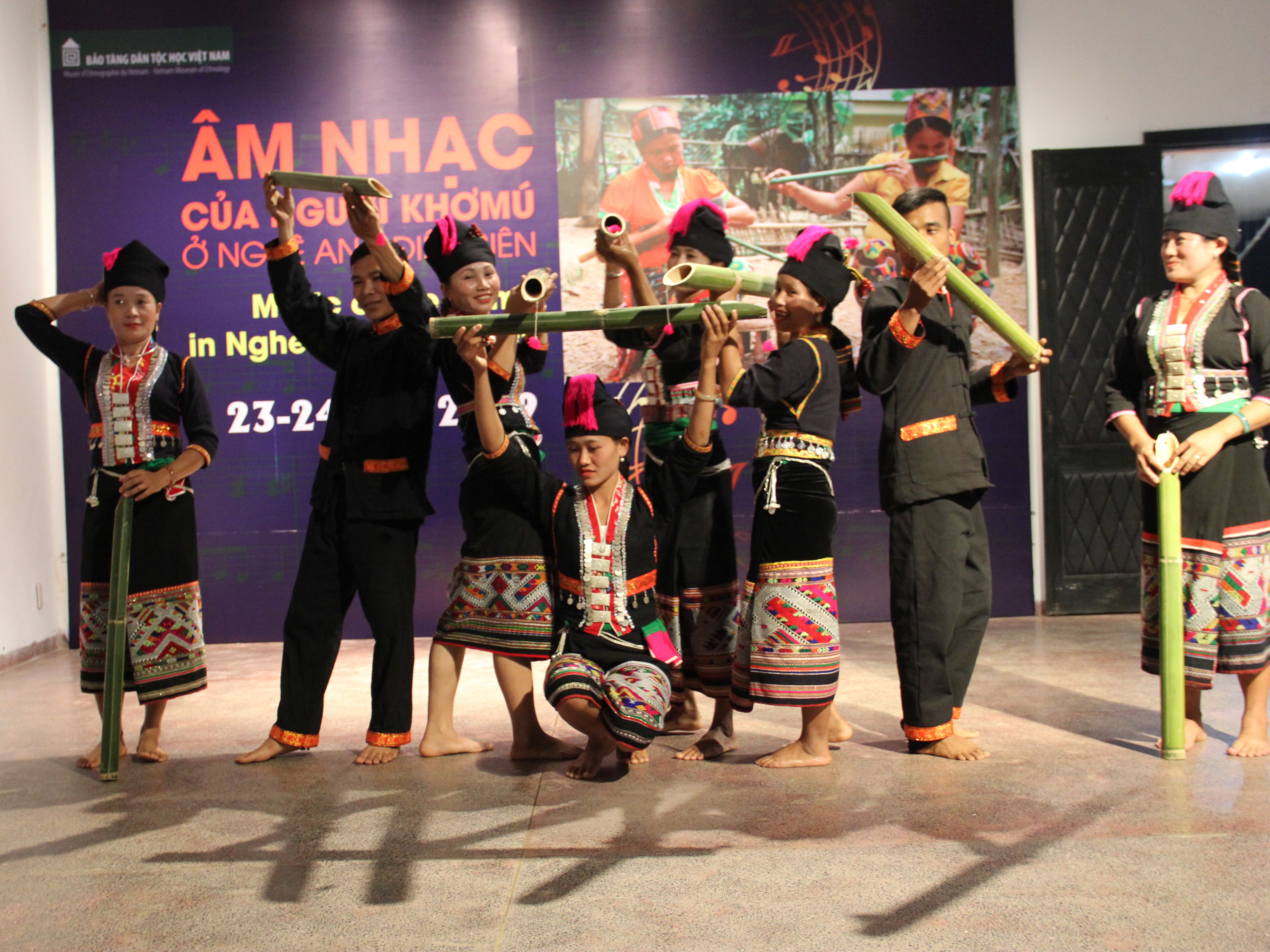 Trình diễn điệu múa boòng bụ (dỗ ống) của người Khơmú ở Điện Biên