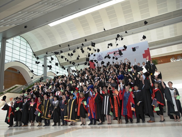 Hơn 1.000 tân khoa từ 11 chương trình của Đại học RMIT Việt Nam vui mừng nhận bằng tốt nghiệp trong bốn buổi lễ tại cơ sở Nam Sài Gòn và Hà Nội vào tuần này. 
