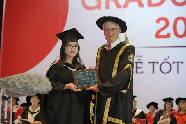 Nhữ Hương Trà– tốt nghiệp ngành Truyền thông chuyên nghiệp - nhận giải Sinh viên Xuất sắc tại cơ sở Hà Nội năm nay nhờ vàonhiều thành tích nổi trội. 