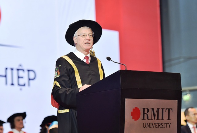 Chủ tịch mới của Đại học RMIT Việt Nam, Giáo sư Peter Coloe đã có diễn văn chúc mừng toàn thể các bạn tân khoa. 