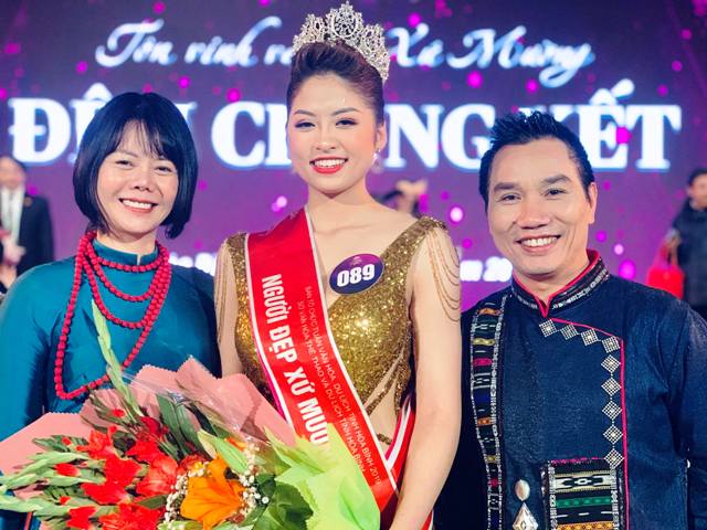 Bà Thu Hoài - Giám đốc Công ty CP Truyền thông Havis Việt Nam và Trưởng ban giám khảo nhà báo Ngô Bá Lục chụp hình cùng với Người đẹp xứ Mường 2019.