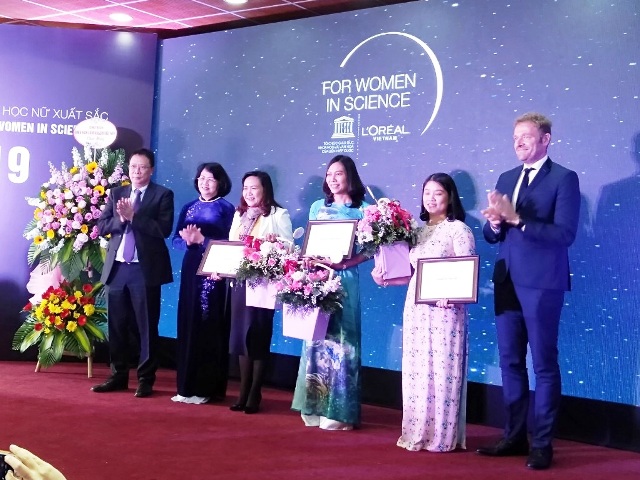 Phó chủ tịch nước Đặng Thị Ngọc Thịnh trao giải thưởng cho 3 nhà khoa học nữ.