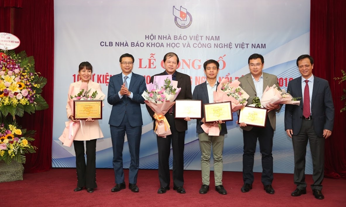 Thứ trưởng Bộ KH&CN Lê Xuân Định và GS.TS Phan Ngọc Minh - Phó chủ tịch Viện Hàn lâm Khoa học và Công nghệ Việt Nam trao chứng nhận cho đại diện 10 sự kiện KH&CN nổi bật 2019