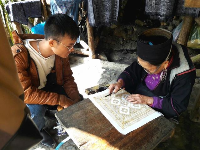 Sùng A Bình tìm hiểu về thổ cẩm truyền thống người Mông 
