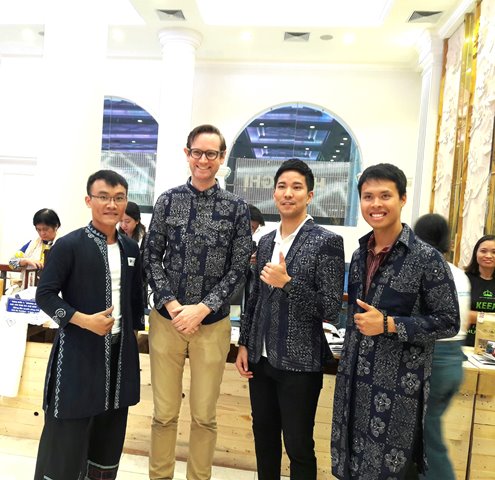 Sùng A Bình (ngoài cùng bên trái) giới thiệu trang phục của Hmong Tagkis 