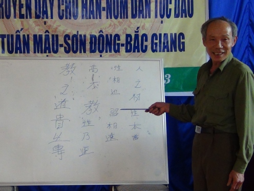 Già làng Bàn Văn Cường dạy chữ Dao cổ cho người dân tộc Dao