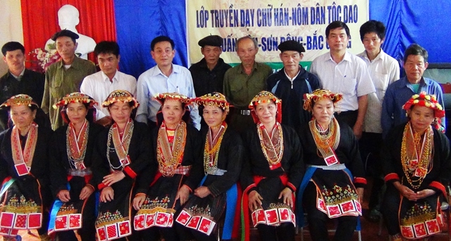 Già làng Bàn Văn Cường (thứ 5 hàng sau từ phải qua) tại lễ khai giảng lớp truyền dạy chữ dân tộc Dao