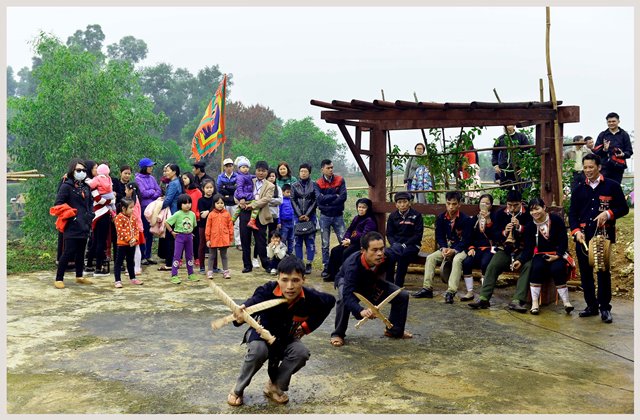 Người Dao Quần Chẹt tái hiện trích đoạn điệu múa Xuất peng pịa chủng trong lễ cúng tạ ơn Bàn Vương tại Làng Văn hóa – Du lịch các dân tộc Việt Nam năm 2017