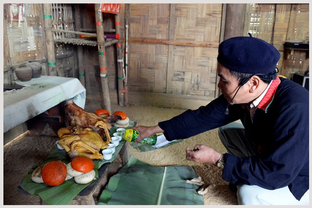 Thầy cúng Triệu Văn Lịch dâng cúng tiến vàng kính biếu tổ tiên trong lễ cúng tạ ơn Bàn Vương tại Làng Văn hóa – Du lịch các dân tộc Việt Nam năm 2017