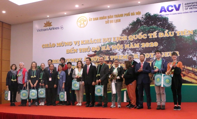 Lãnh đạo Sở Du lịch Hà Nội chụp ảnh chung với đoàn khách du lịch quốc tế đầu tiên đến Hà Nội năm 2020.