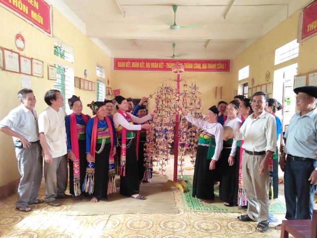 Nghệ nhân ưu tú Phạm Thị Tắng cùng các học viên lớp truyền dạy Di sản văn hóa phi vật thể quốc gia trò diễn Pồn Pôông 