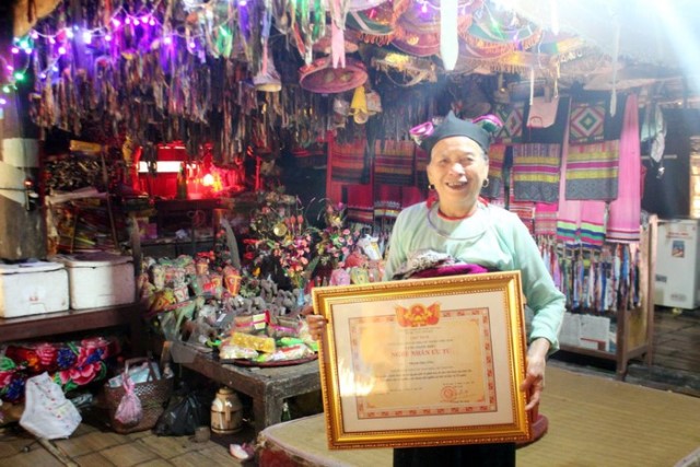 Mế Phạm Thị Tắng được Nhà nước trao tặng danh hiệu Nghệ nhân ưu tú năm 2016