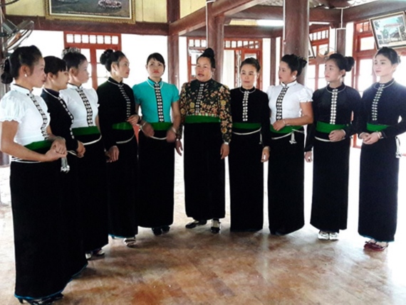 Nghệ nhân ưu tú Điêu Thị Xiêng (đứng thứ 6 từ phải sang) luôn gần gũi với chị em phụ nữ để vận động chị em thực hiện nếp sống mới, giữ gìn bản sắc văn hóa dân tộc 