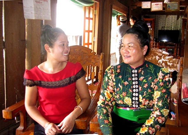Nghệ nhân ưu tú Điêu Thị Xiêng (ngồi bên trái) luôn gần gũi với chị em phụ nữ để vận động chị em thực hiện nếp sống mới, giữ gìn bản sắc văn hóa dân tộc 