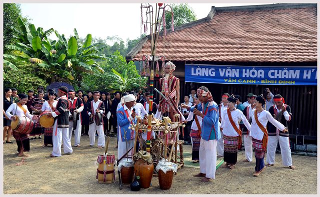 Đồng bào Chăm H’roi đến từ huyện Vân Canh (Bình Định) tái hiện lễ cầu mưa tại Làng Văn hóa – Du lịch các dân tộc Việt Nam (18/11/2015)