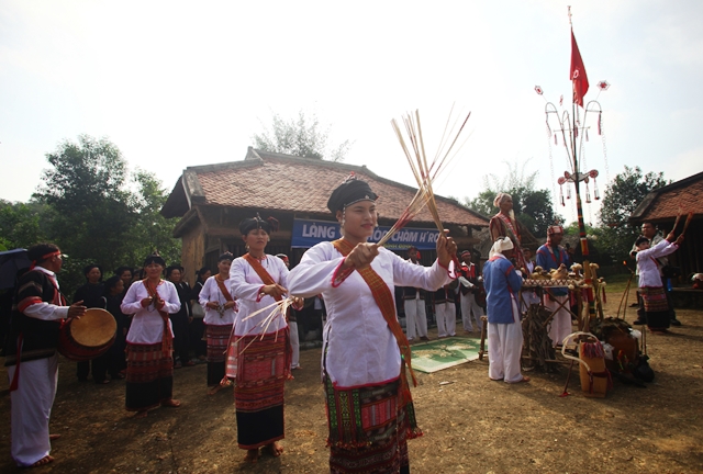 Đồng bào Chăm H’roi đến từ huyện Vân Canh (Bình Định) tái hiện lễ cầu mưa tại Làng Văn hóa – Du lịch các dân tộc Việt Nam (18/11/2015)