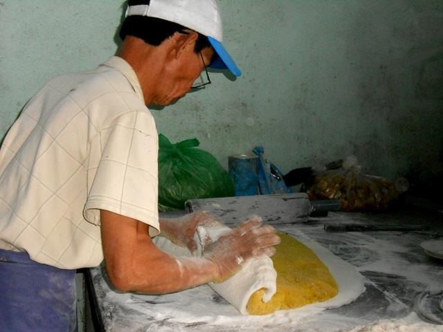 Công nhân nhào bột để làm bánh