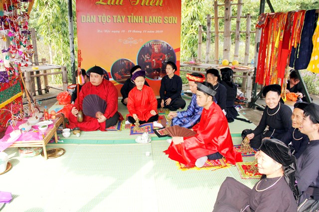 Liễu Thị Minh Thơ (nữ trang phục màu đỏ) tham gia giới thiệu Lẩu Then cầu an trong Tuần “Đại đoàn kết các dân tộc - Di sản văn hóa Việt Nam” năm 2019 tại Làng Văn hóa – Du lịch các dân tộc Việt Nam