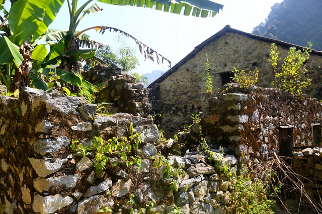 Những bức tường rào đá bao quanh ngôi nhà của người dân bản Khuổi Ky