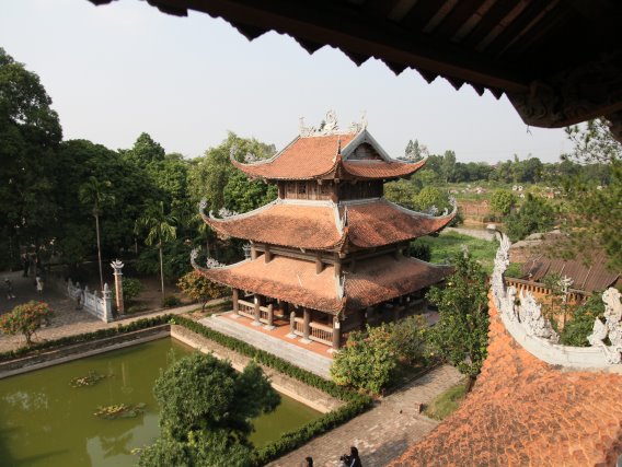 Chuông và trống của chùa đều được xây gác che riêng, đặt ở hai bên sảnh chùa có hồ nước bao quanh, tạo nên không gian thơ mộng