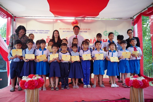 Phó Chủ tịch nước Đặng Thị Ngọc Thịnh trao học bổng cho các em học sinh có hoàn cảnh đặc biệt, khó khăn vươn lên trong học tập của tỉnh Vĩnh Long 